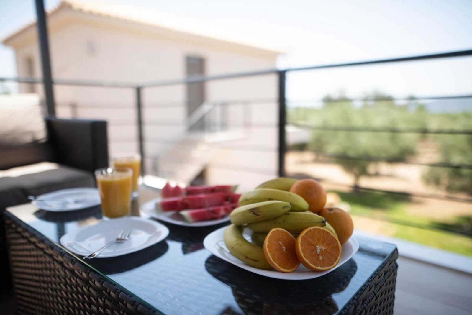 Three Charites Resort Гиалова Екстериор снимка