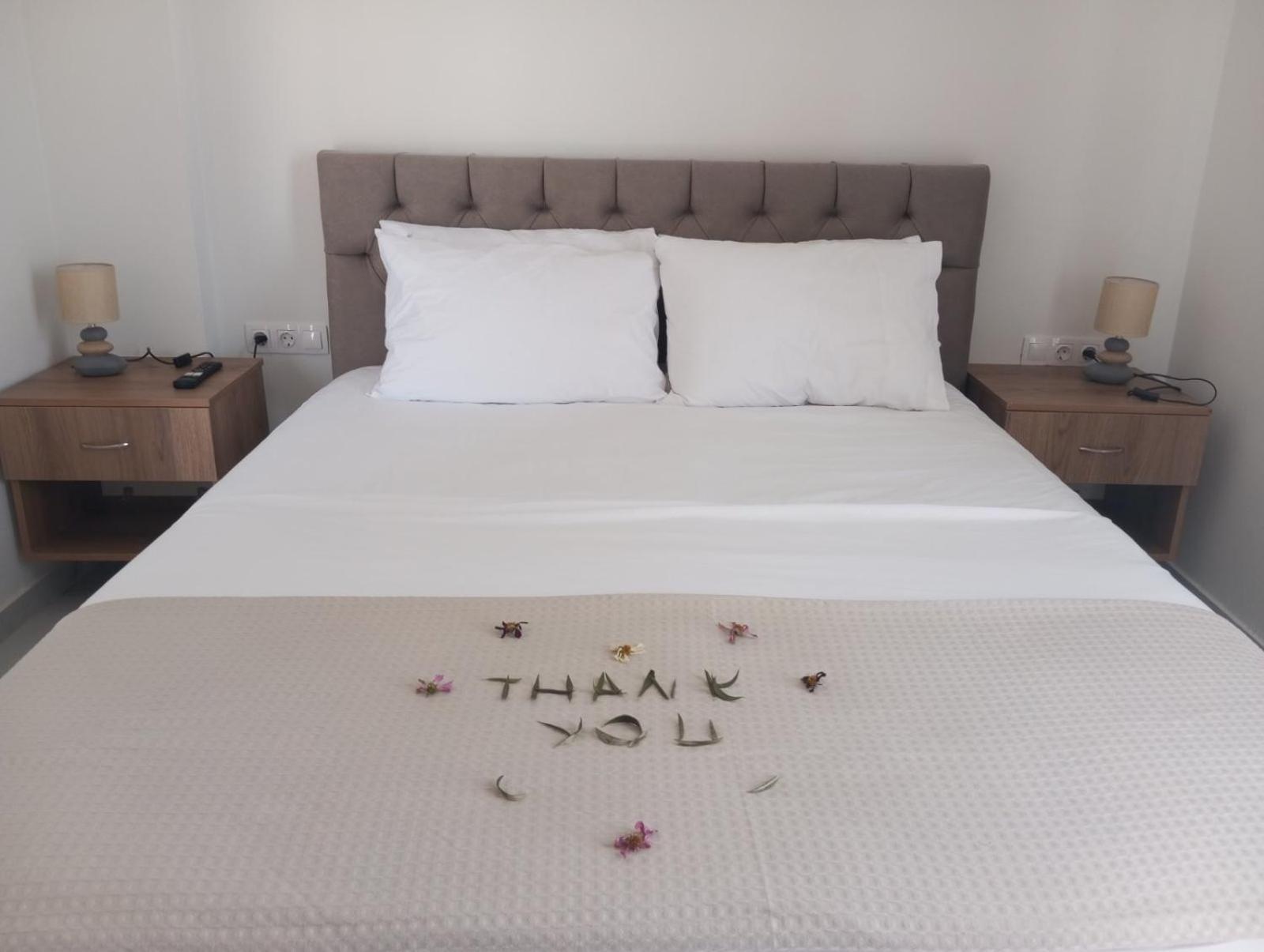 Three Charites Resort Гиалова Екстериор снимка