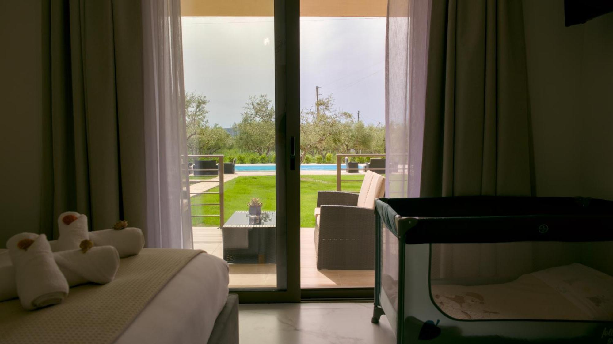 Three Charites Resort Гиалова Екстериор снимка