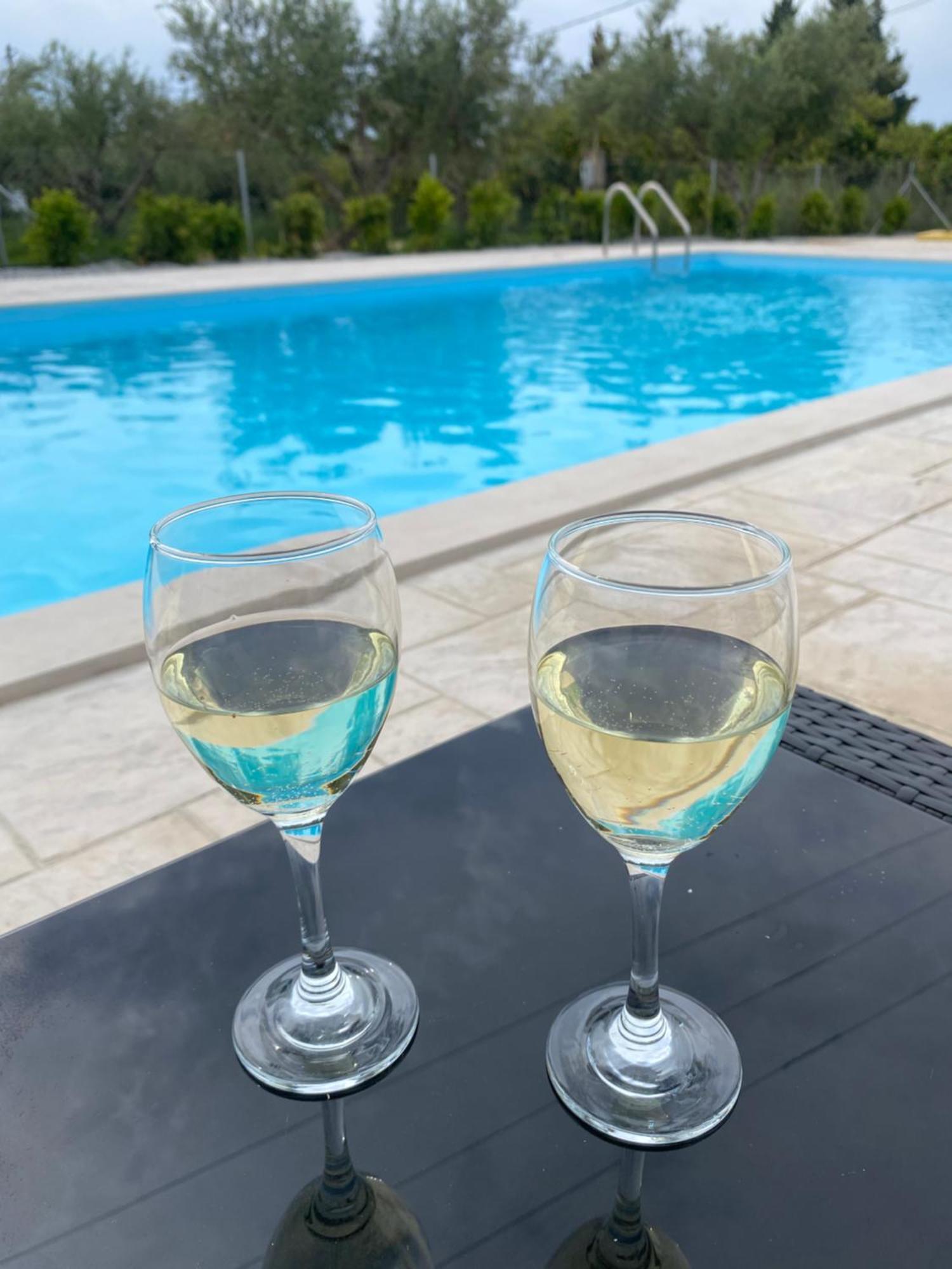 Three Charites Resort Гиалова Екстериор снимка